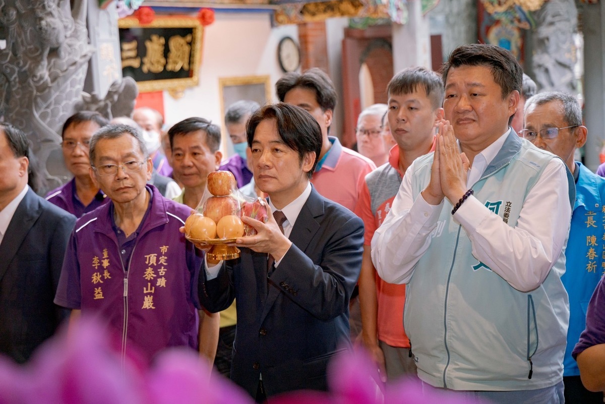 民進黨主席兼總統參選人賴清德今（1）日幫何博文（右）背書，請大家一票賴清德、一票何博文，一定要讓他當選。 圖：賴清德辦公室提供