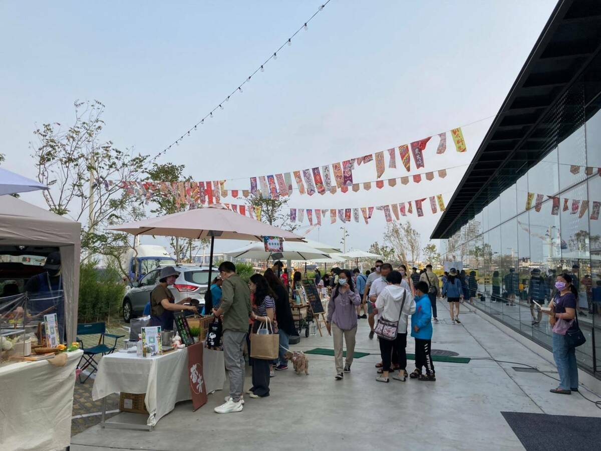 鼓山魚市場改造後戶外市集盛況。 圖：高雄市海洋局提供