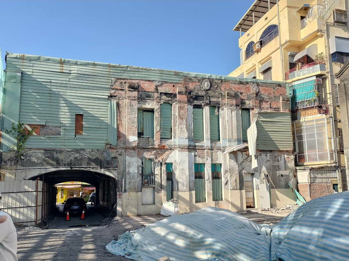 鼓山魚市場整建前是殘垣破瓦。 圖：高雄市海洋局提供