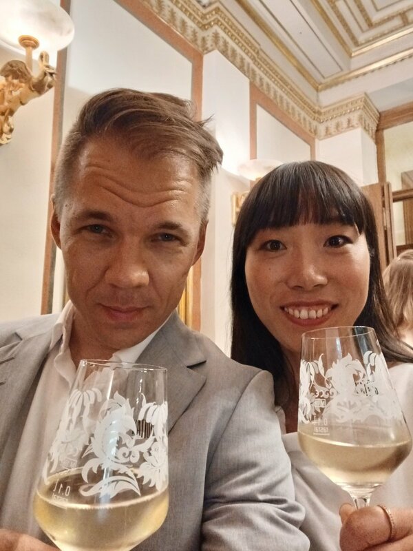 奎坎邁基（左）原先即將出任芬蘭財政部媒體關係顧問一職，卻因其伴侶（右）中國身份而告吹。 圖：翻攝自X／@jarikuikanmaki