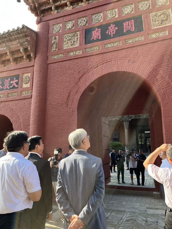 國民黨副主席夏立言8月30日與中共中央台灣工作辦公室主任宋濤一同參拜山西關帝廟。 圖：國民黨提供
