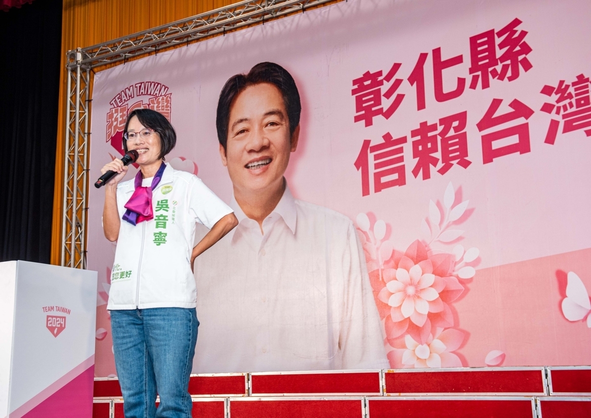 吳音寧參加彰化縣信賴台灣姊妹會在彰化女中舉行的成立大會，讓她回憶起在彰女時期籌組讀書會、鼓吹同學退出國民黨的青春歲月。 圖：吳音寧競總/提供