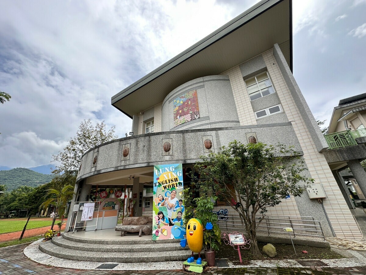換個角度龍興國小校舍成「歪樓」。 圖：高雄市教育局提供
