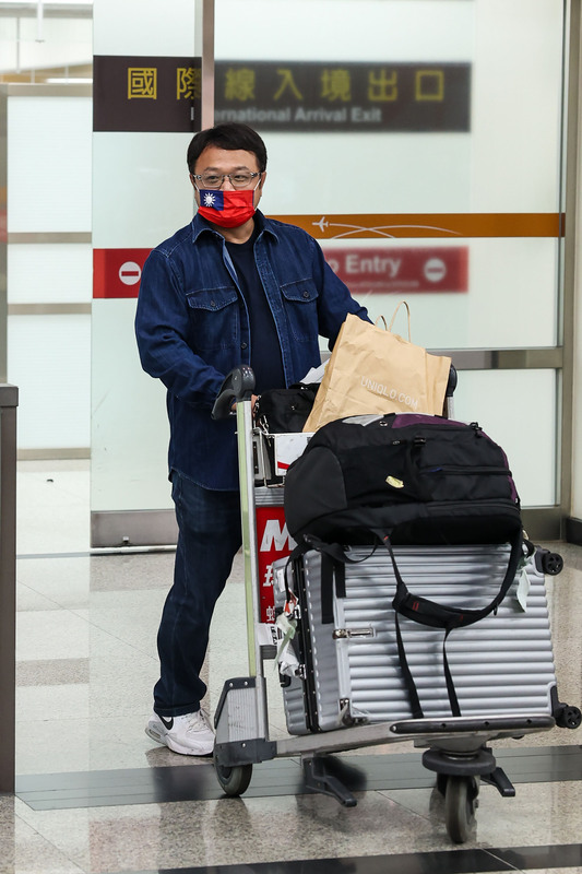 台商李孟居（圖）被中國指控為「台諜」遭判刑，近4年時間無法回到家鄉，2日他終於返抵台灣，並戴著中華民國國旗口罩現身機場，受訪時表示很開心能夠回到故鄉。 圖：中央社