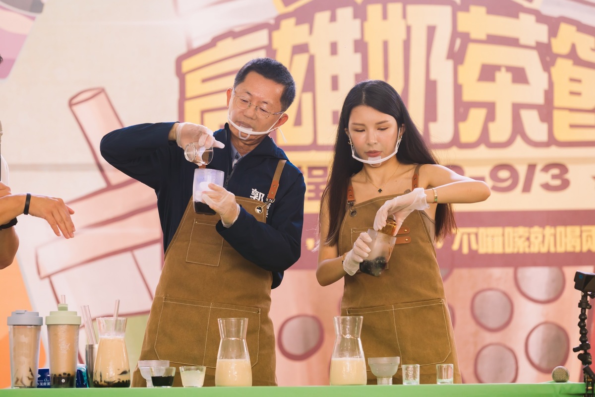 郭添貴(左)與La la 蘇心甯現場示範手搖珍珠奶茶。 圖：高雄市觀光局提供