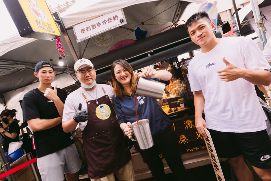 高閔琳(右二)化身最佳代言人。 圖：高雄市觀光局提供