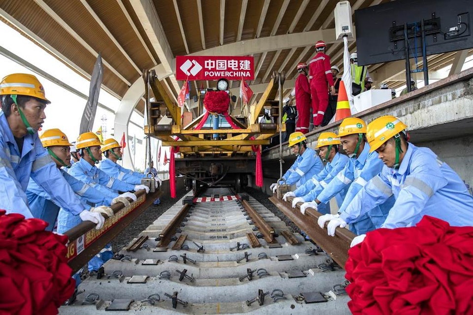 印尼雅萬高鐵預計8日舉行通車典禮，今年3月底在哈利姆車站，工人鋪設雅萬高鐵全線最後一根鋼軌。 圖片來源/新華社