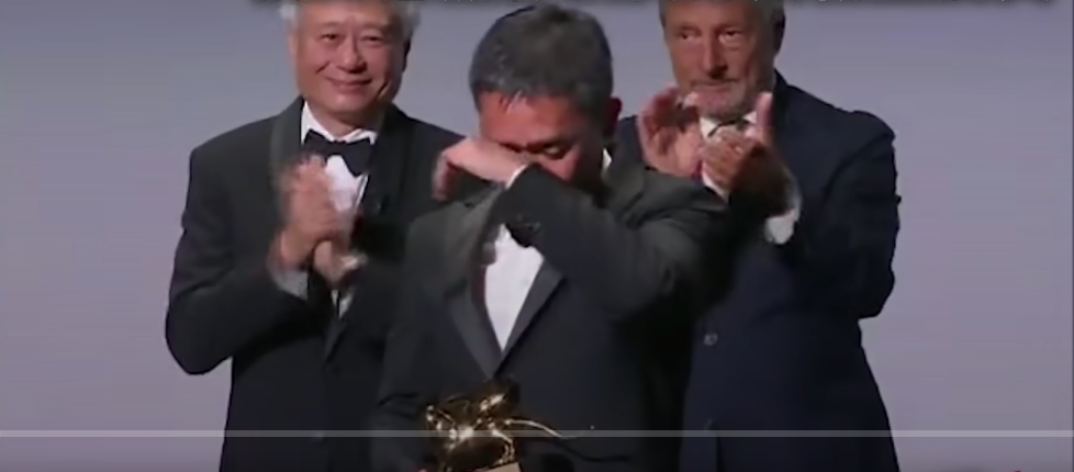 李安形容梁朝偉是「導演的夢想」，惹得他上台後激動落淚，打趣地向李安抱怨：「你就是想讓我哭。」 圖：擷取自第80屆威尼斯影展直播畫面