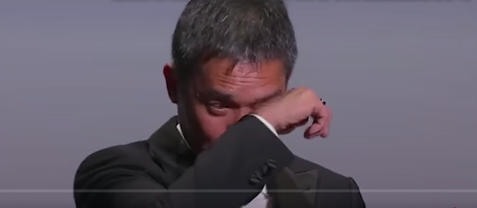 曾於電影《色，戒》中合作，私交甚篤的導演李安擔任頒獎人，梁朝偉在他手中接下獎座，更激動的淚灑舞台。 圖：擷取自第80屆威尼斯影展直播畫面