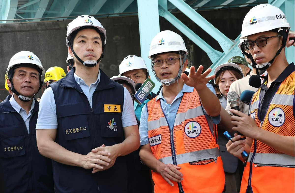 海葵颱風直逼台灣，台北市長蔣萬安到民權大橋視察改建工程撤離。 圖: 翻攝自蔣萬安臉書