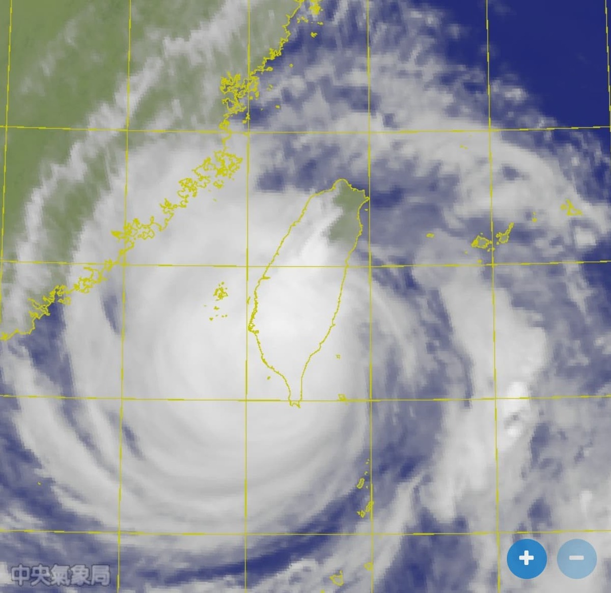 中度颱風海葵已於今(3)日15時40分左右於台東縣東河鄉登陸，強度於登陸後略為減弱，中心目前在臺東北北西方陸地，其暴風圈籠罩台灣東半部、新竹以南陸地及澎湖，風雨持續中。 圖：翻攝自中央氣象局官網