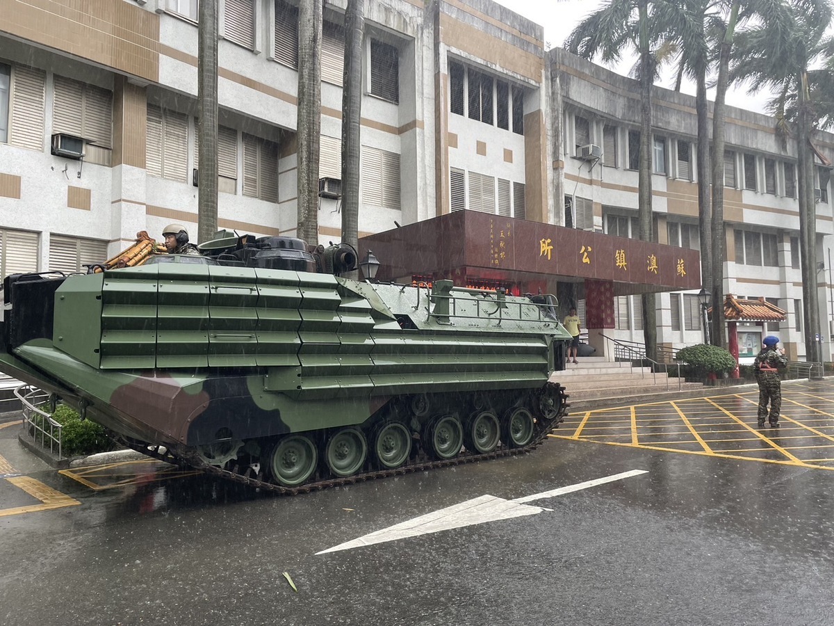 海軍陸戰隊兩棲突擊車（AAV7 )今天已進駐蘇澳鎮公所，依令執行救災任務。 圖: 國防部海軍司令部