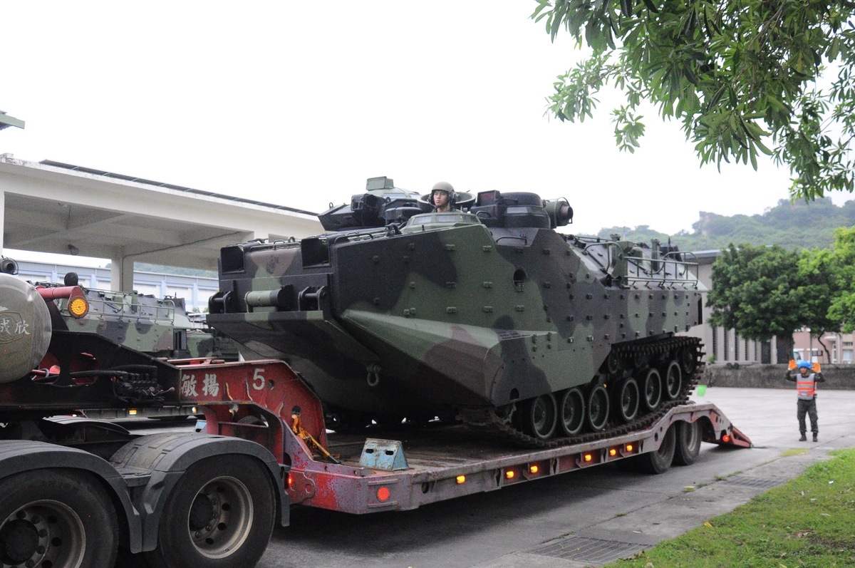 海軍陸戰隊兩棲突擊車（AAV7）完成整備及進駐，依令投入救災任務。 圖: 國防部海軍司令部（資料照片）