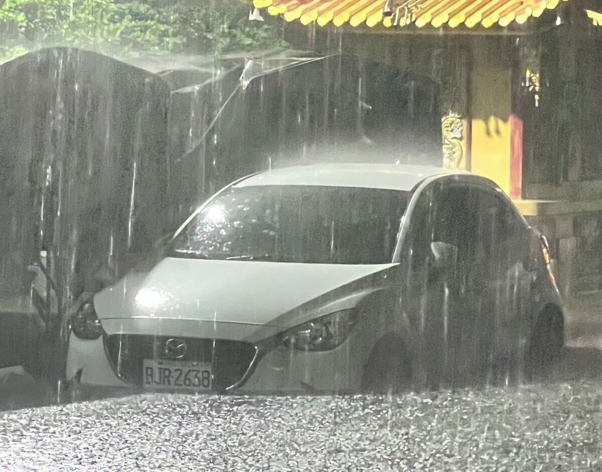 前鎮區有地方一度水淹半個輪胎高。 圖：孫家銘攝