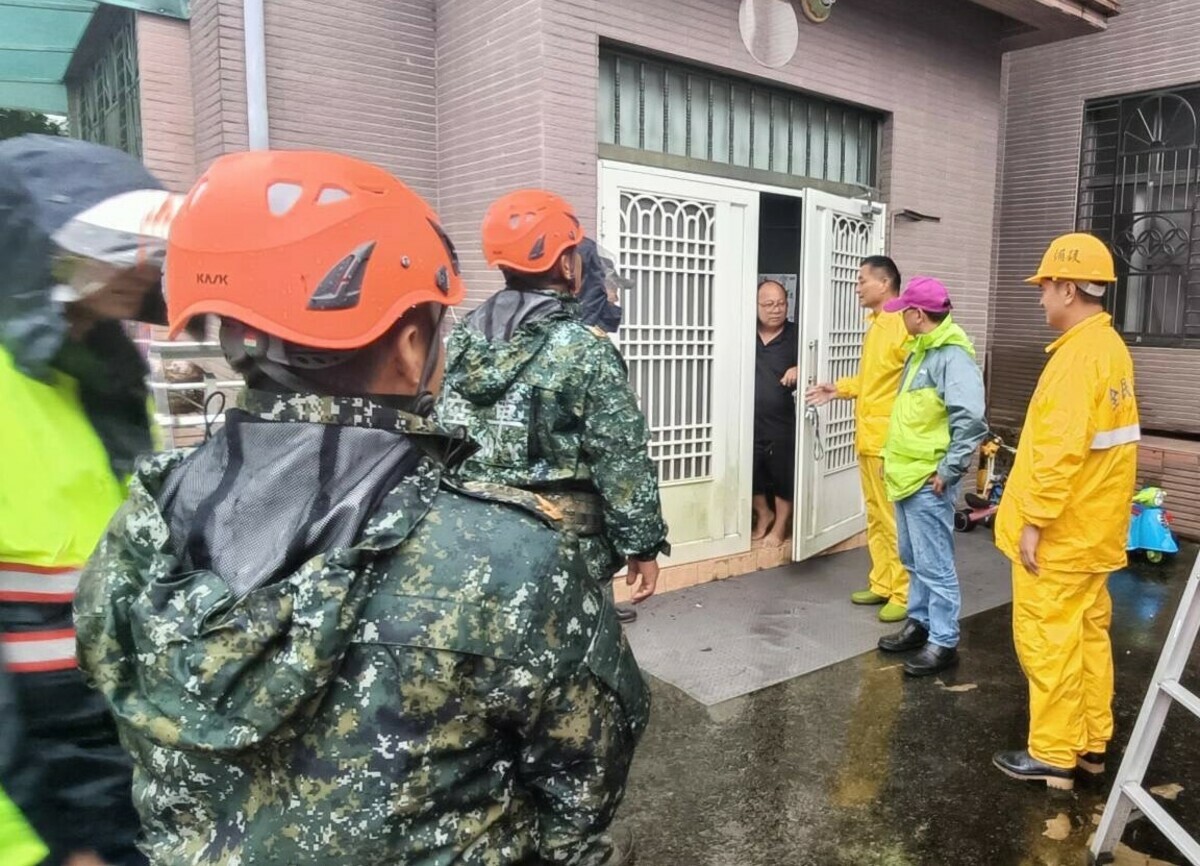 軍方協助山區居民撤離。 圖：高雄市原民會提供