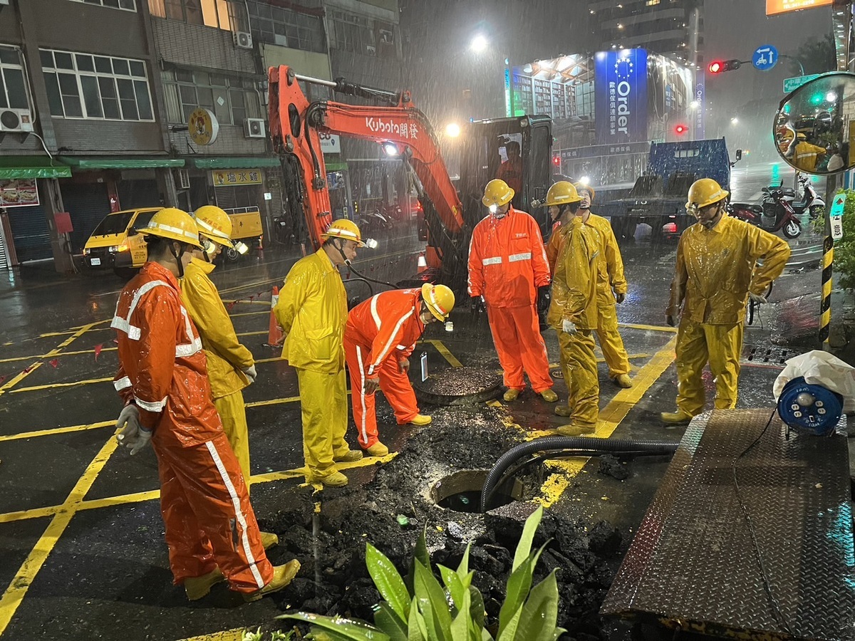 台電漏夜搶修加速復電。 圖：台電高雄區處提供