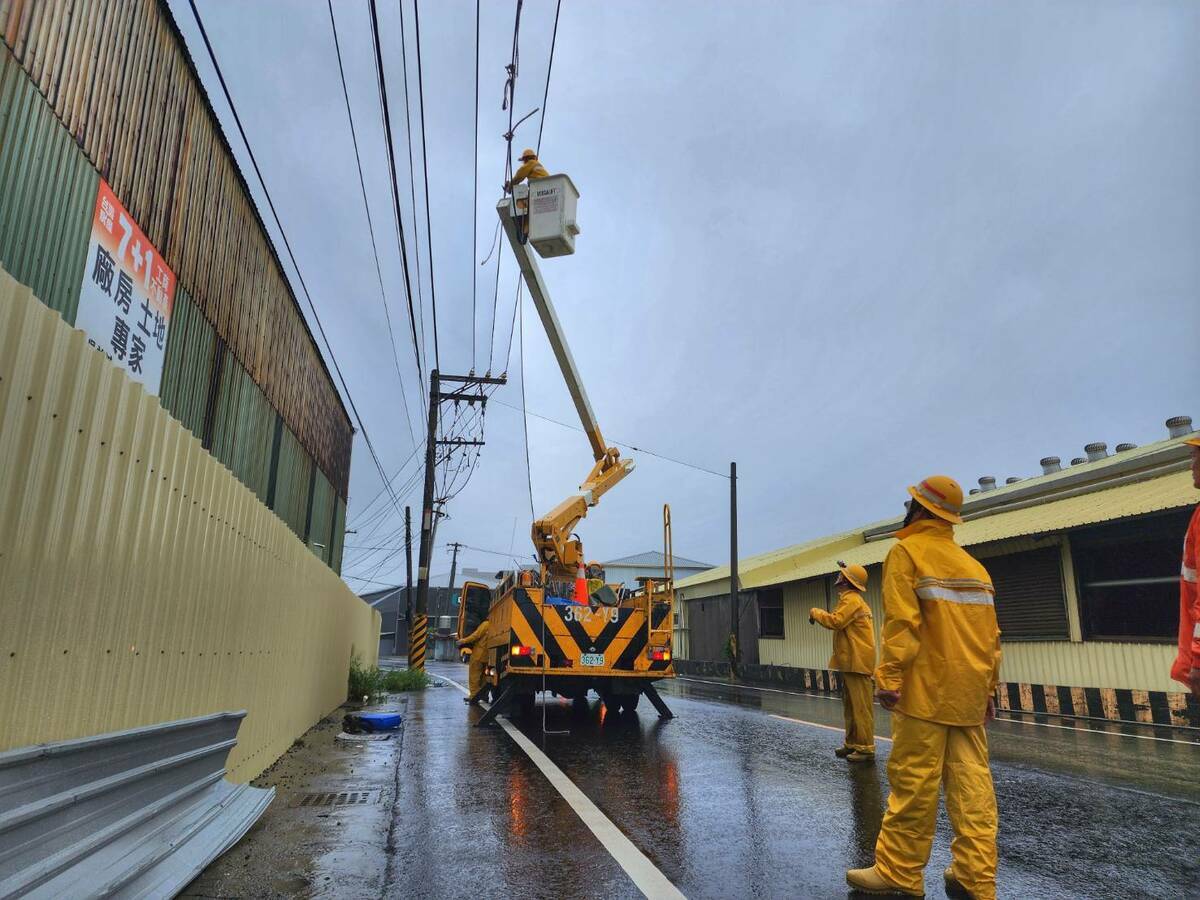 台電持續搶修高雄電力中。 圖：台電高雄區處提供
