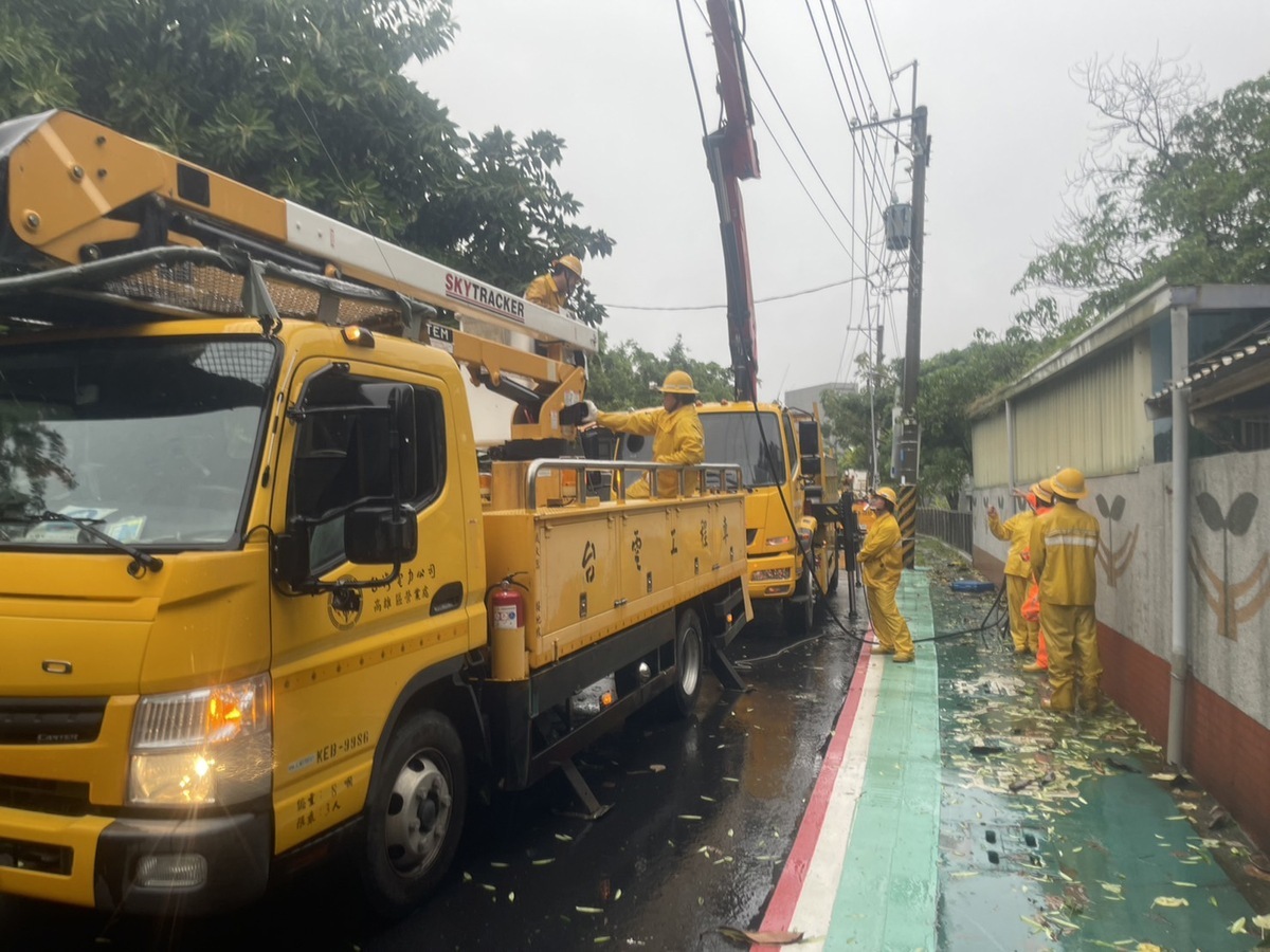 台電人員冒風雨搶修高雄電力。 圖：台電高雄區處提供