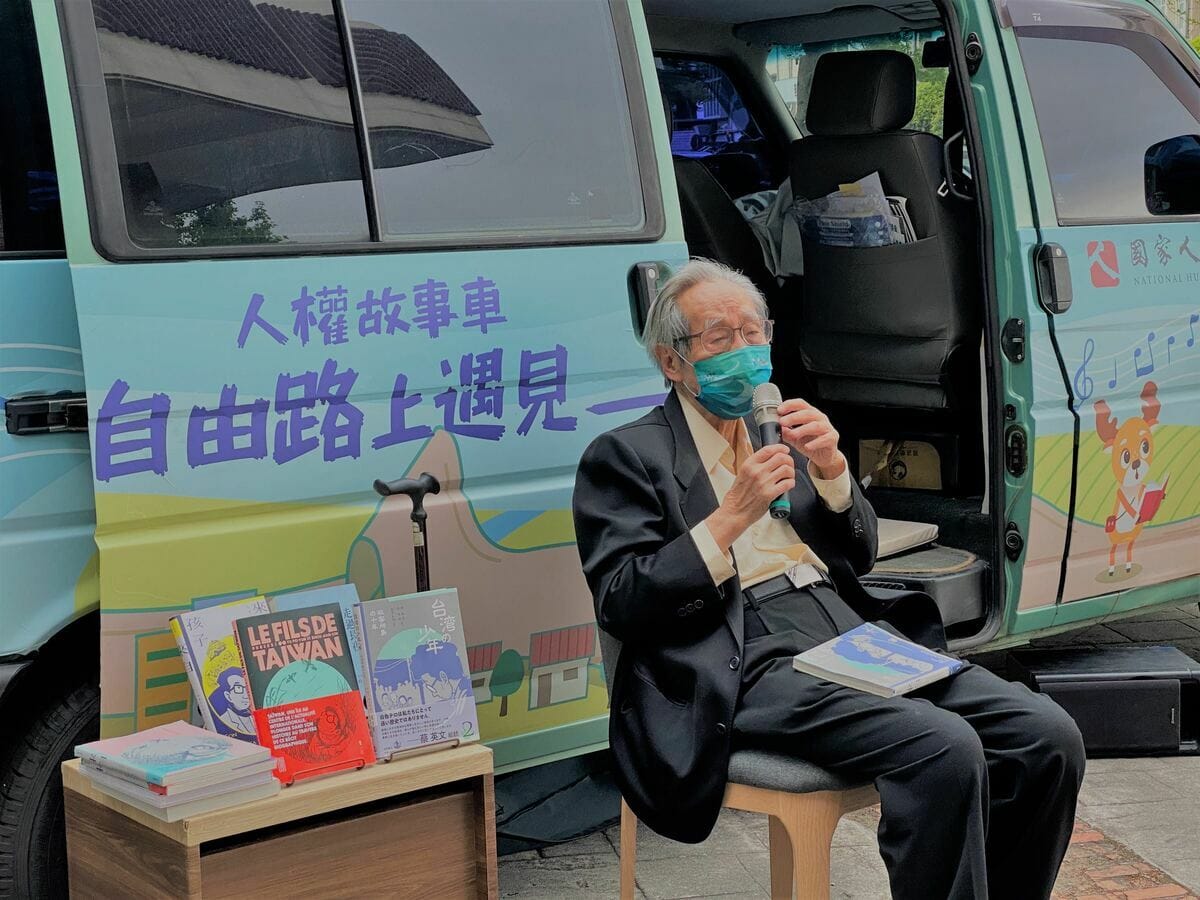 政治受難者蔡焜霖2023年4月12日於人權故事車前述說白色恐怖經歷，向學生介紹《走過長夜》、《來自清水的孩子》等書 圖：取自國家人權博物館官網