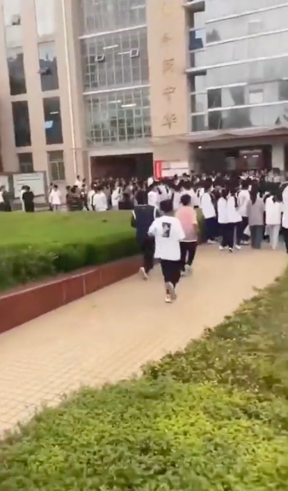 學生們遂聚集於布告欄旁待命，每有一張新字報被貼上，學生們就咆哮一次。 圖：擷取自「X」（原推特）@whyyoutouzhele