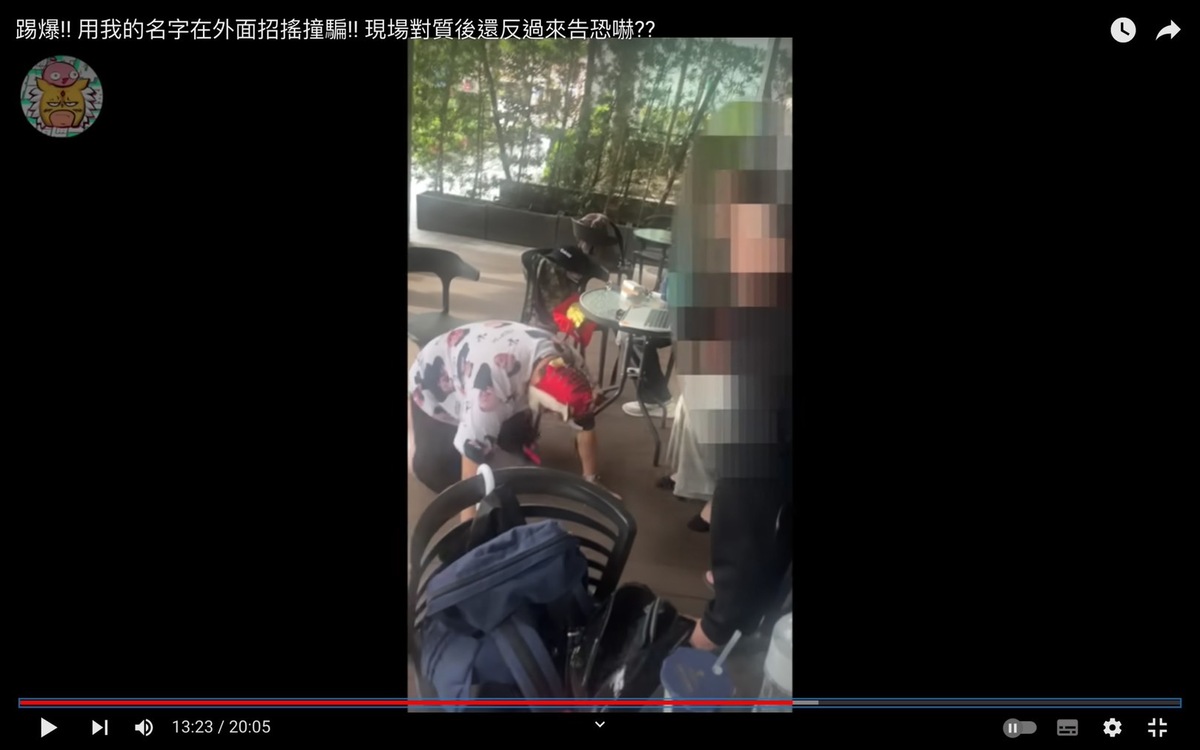 對方見到中指通本人時下跪磕頭道歉。 圖：翻攝自中指通一下YT頻道