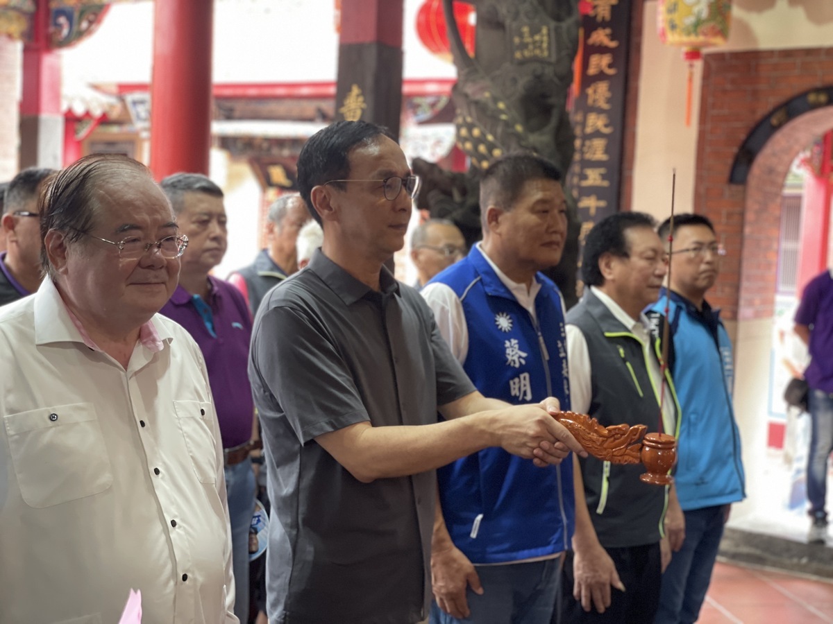 朱立倫陪同蔡明堂前往新北先嗇宮上香祈福。 圖：國民黨文傳會/提供