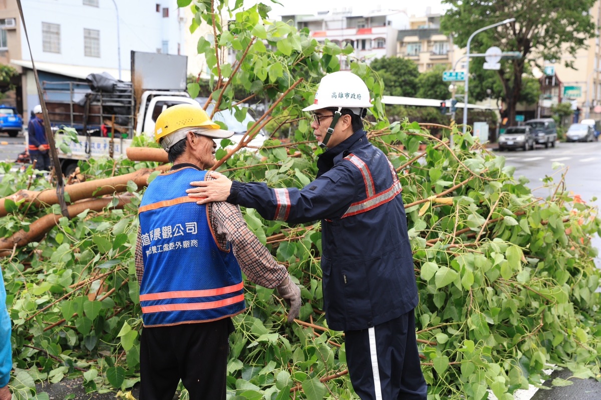 陳其邁(右）慰問第一線工作人員。 圖：高雄市政府提供