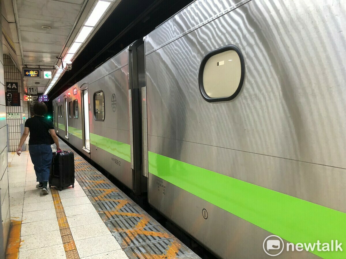 台鐵不斷傳出人力短缺的問題，就有員工表示，司機員為搶排休假日，還會到處理請假的辦公室打地鋪「搶頭香」。 圖：林冠妤／攝（資料照）