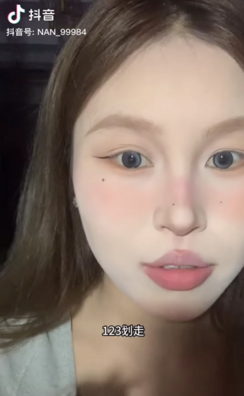 最近興起的123滑走眼線，據說手不需要動，只要轉頭就能畫出完美的眼線。 圖：翻攝自蕾菈 Lyla IG