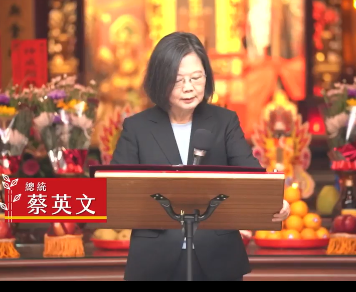 新埔褒忠亭義民廟董事長林光華說，因蔡英文自義民廟220週年開始均很虔誠祭拜義民爺，台灣才會一直風平浪靜。 圖：褒忠亭義民廟/直播畫面