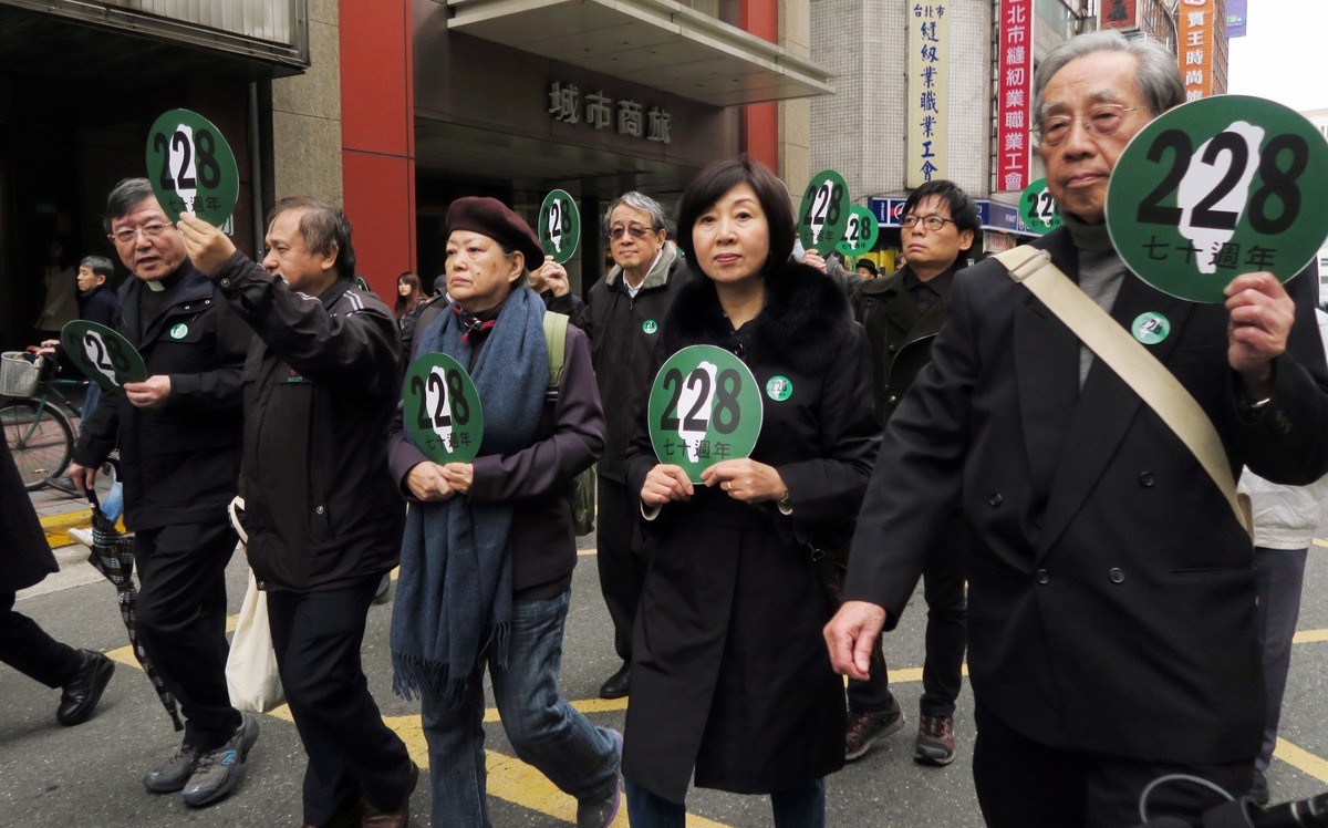 2017年2月27日蔡焜霖手舉228參加找尋真相二二八大遊行。 圖：邱萬興提供