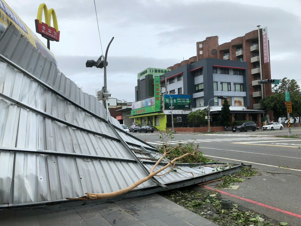 台東地區強風及豪雨仍不斷。(圖為受海葵影響台東市區現況) 圖：林冠妤／攝