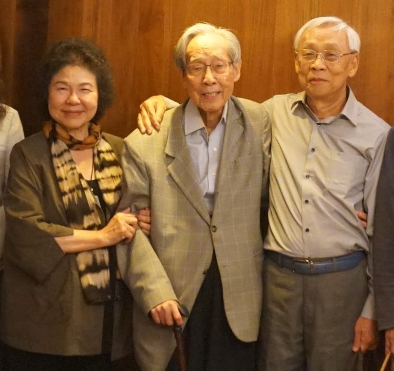 監察院長陳菊貼出她與政治受難者蔡焜霖、陳欽生（由左至右）合照 圖：陳菊臉書