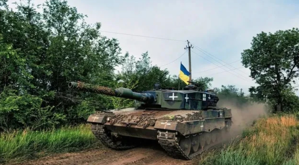 烏克蘭今年自北約國家獲得數輛聲稱「歐陸最強」的「豹 2」（Leopard 2）主戰坦克，並大量投入自 6 月起在東南部札波羅熱開展的反攻行動。 圖：取自秦蓁說