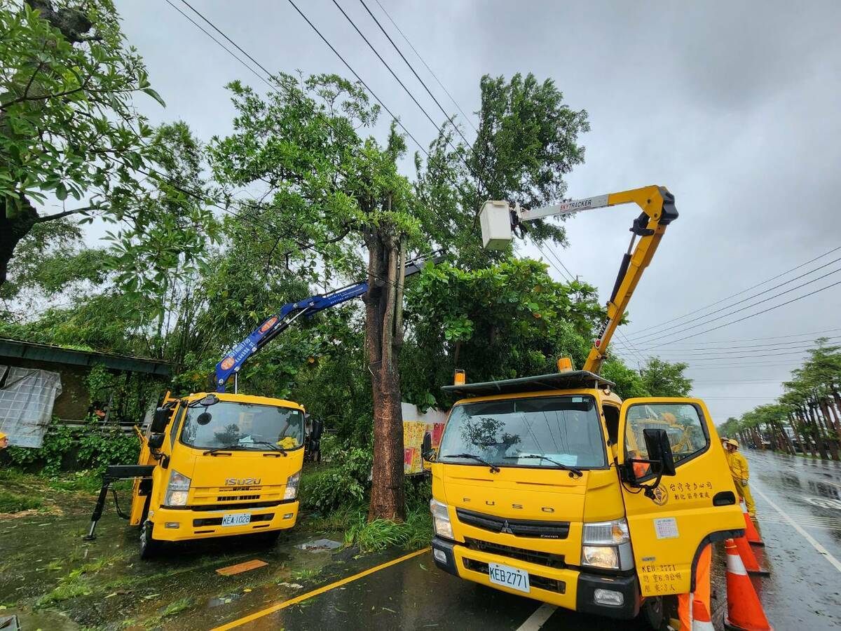 台電出動吊臂車搶俢電力。 圖：台電高雄區處提供