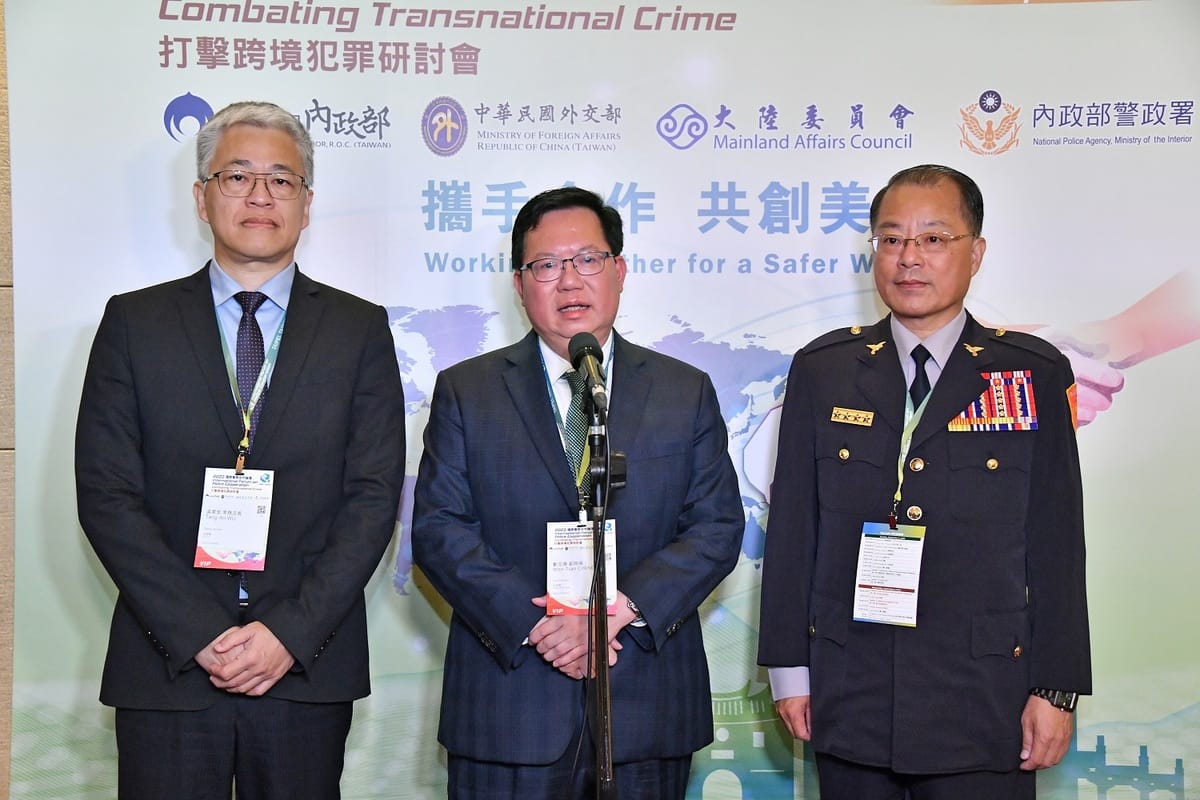 行政院副院長鄭文燦今（5）天上午出席「2023國際警察合作論壇－打擊跨境犯罪研討會」受訪。 圖：行政院提供