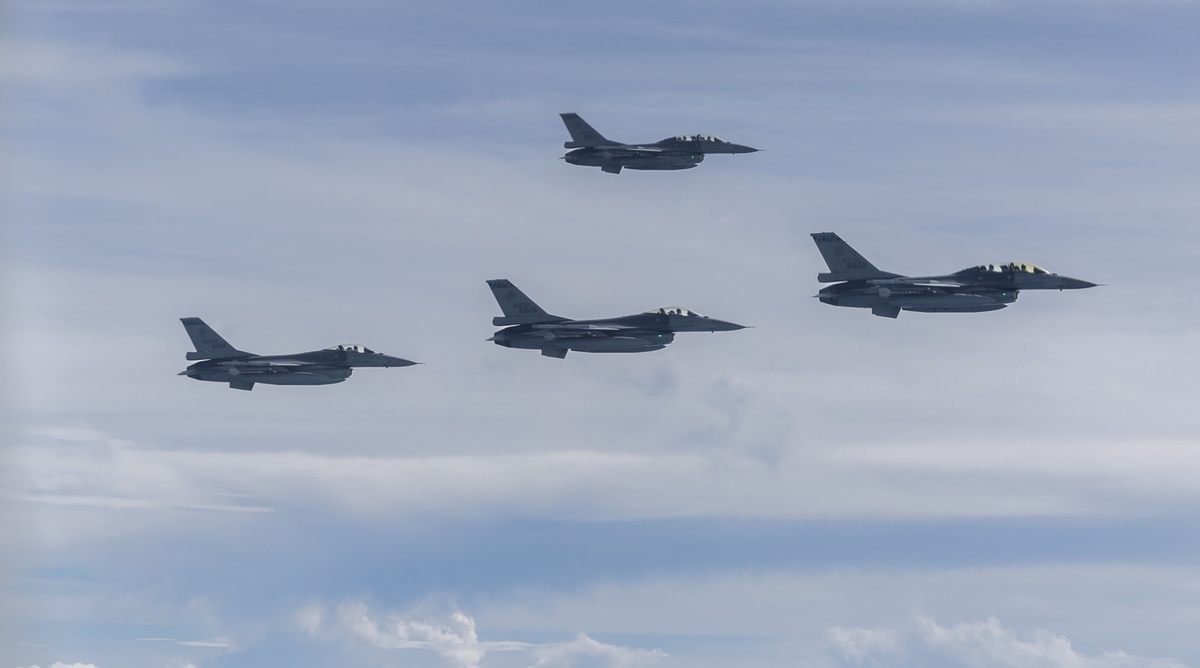 總統蔡英文5日搭專機出訪邦交國史瓦帝尼王國；四架F-16戰機伴飛 圖：總統府提供