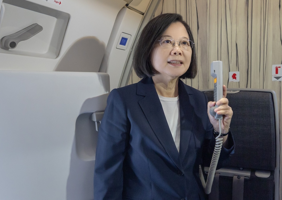 總統蔡英文5日搭專機出訪邦交國史瓦帝尼王國，在專機上向隨行人員廣播 圖：總統府提供