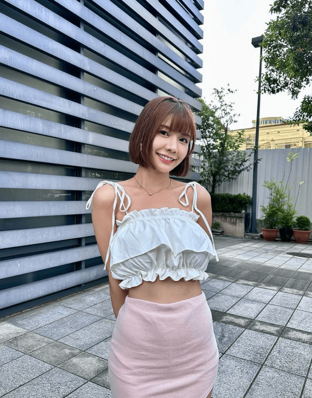 樂天桃猿隊主持人「林艾融」甜美臉蛋及火辣身材，受到許多粉絲喜愛。 圖：翻攝自IG＠irenelin0413
