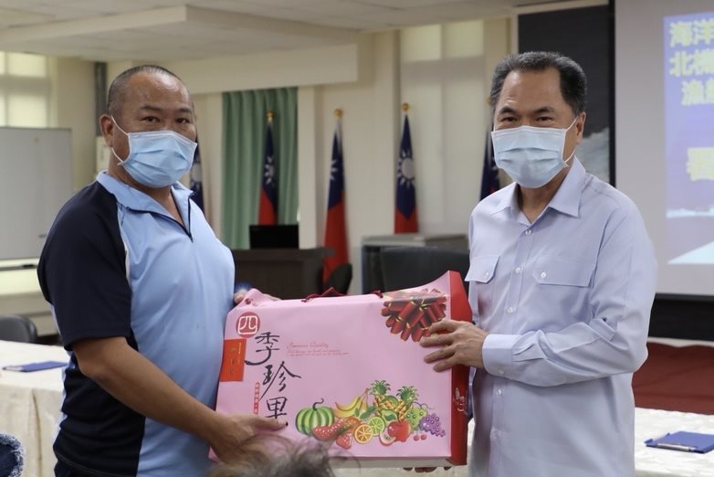 海巡署長(右)與歷劫歸來的船長。 圖：海巡署艦隊分署提供