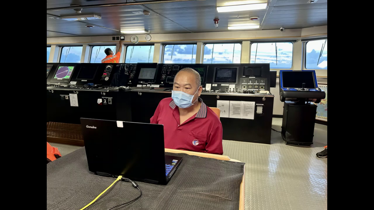 船長在宜蘭艦上接受衛星視訊看診。 圖：海巡署艦隊分署提供