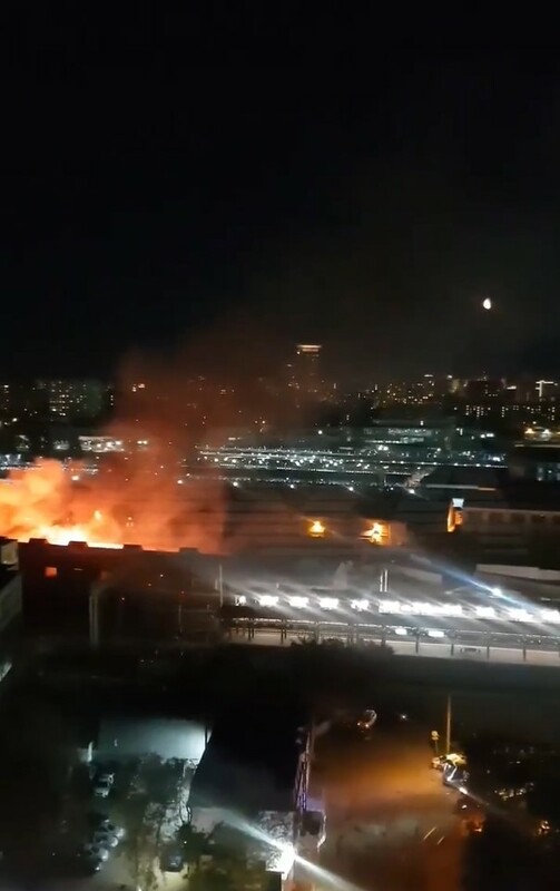 近期莫斯科列寧格勒火車站的倉庫再次起火。很有可能是烏克蘭無人機所為。 圖：翻攝自 Igor Sushko X（前推特）帳號