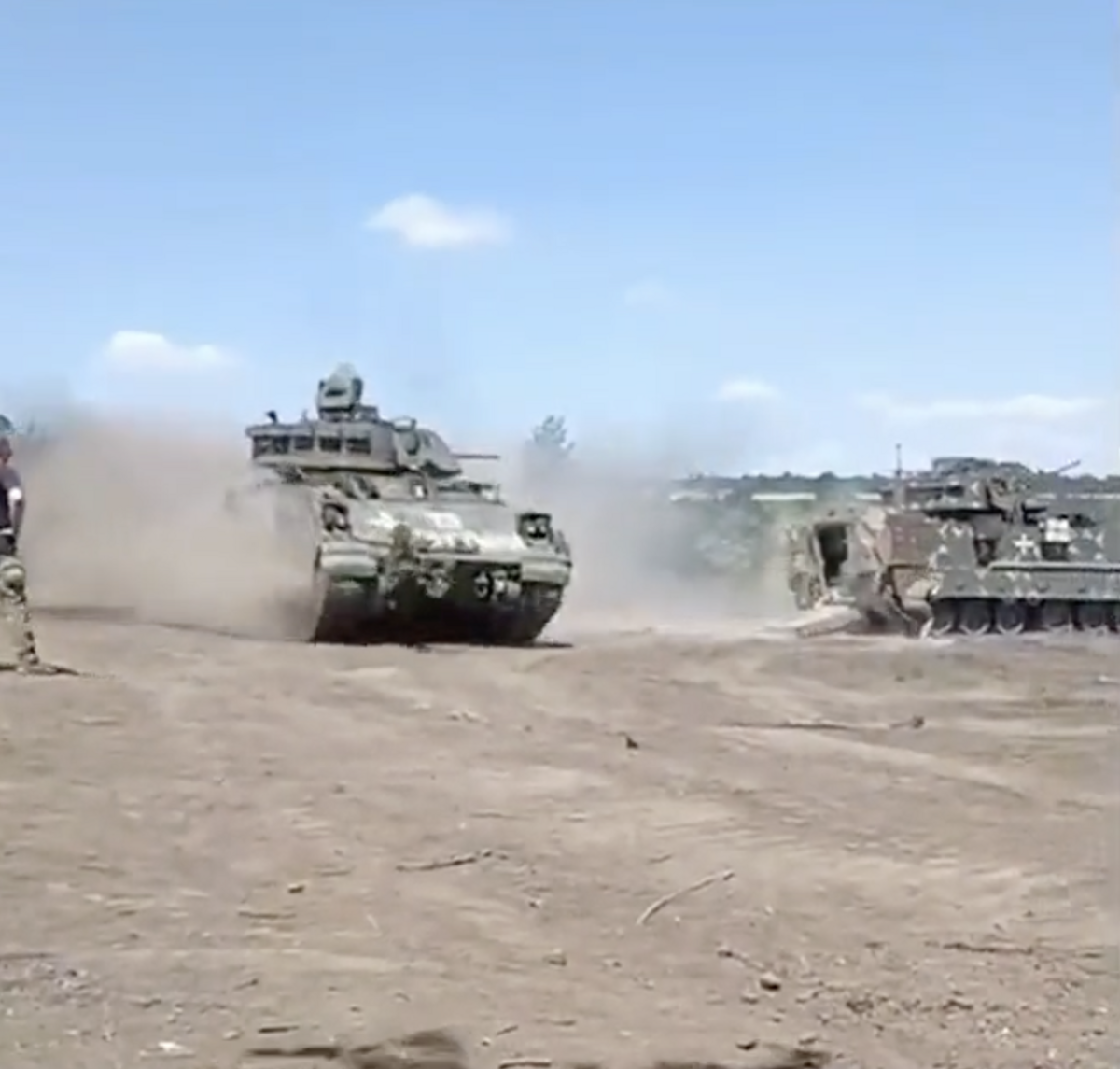 一位烏軍士兵駕駛布雷德利訓練時，突然朝向友軍開火，現場混亂。 圖：翻攝自Ｘ／@Heroiam_Slava