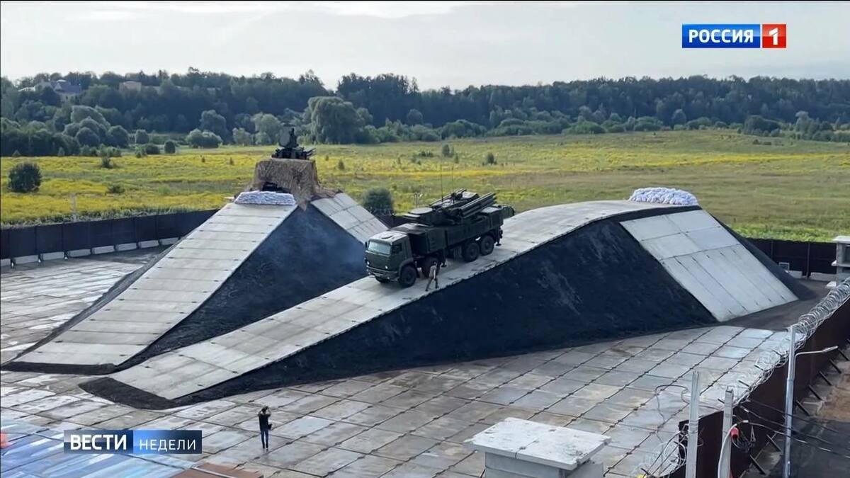 俄軍防空出奇招，約2-3層樓高土堆，讓「鎧甲」飛彈車開上去。 圖：翻攝Russia-24