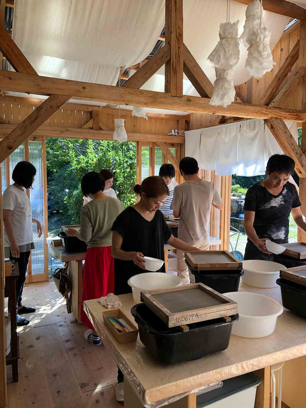 在工坊專門人員的指導下，一步步製作和紙，是難得的學習與體驗。。 圖：©️ hinodewashi／提供
