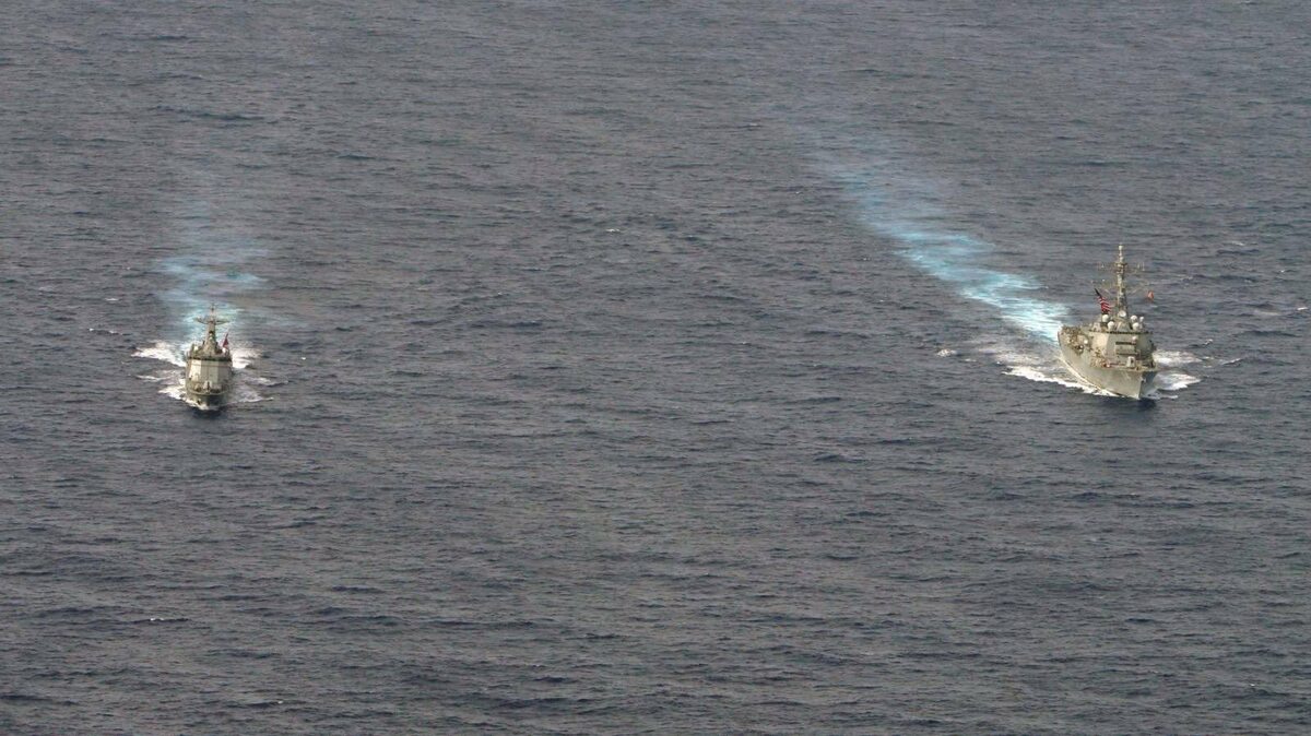 路透社報導，菲海軍「何塞·黎剎級」巡防艦和美國「勞夫強生號」驅逐艦參加聯合航行。這是兩國首次在巴拉望島以西海域進行聯合航行。 圖：擷取自菲律賓武裝部隊臉書