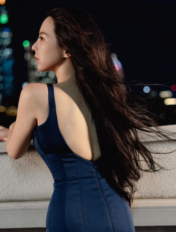 奎丁新禮服的後背挖空設計相當性感。 圖：翻攝自奎丁IG