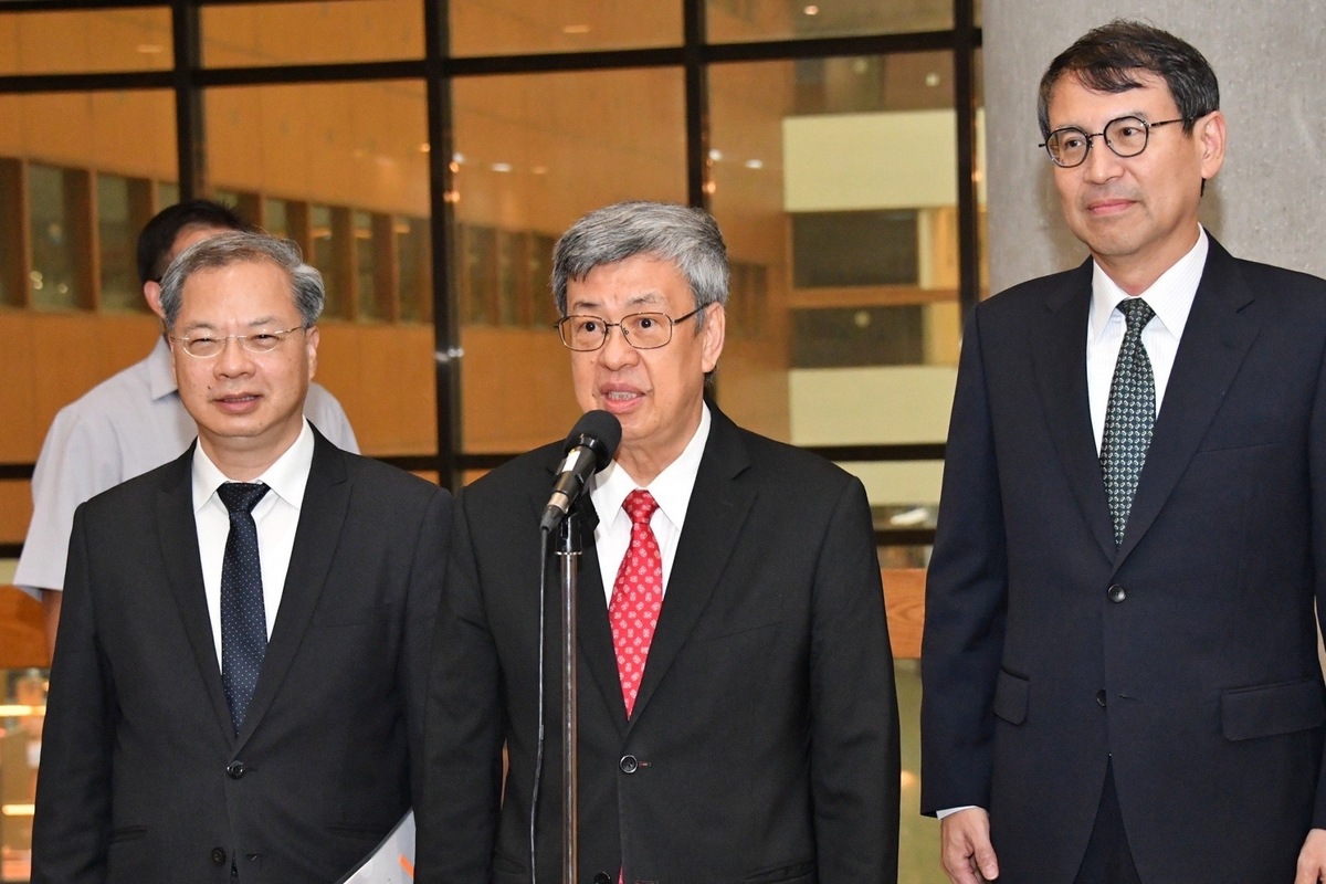 行政院長陳建仁今（5）日下午出席「第20屆機關檔案管理金檔獎暨金質獎頒獎典禮」前受訪。 圖：行政院提供