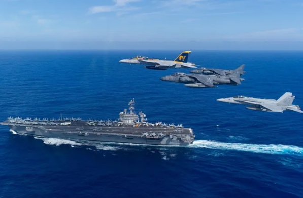 美軍航母與戰機在南海巡弋。 圖 : 翻攝自真知見