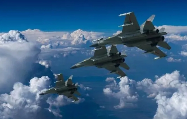 在南海上空巡弋的戰機。 圖 : 翻攝自真知見